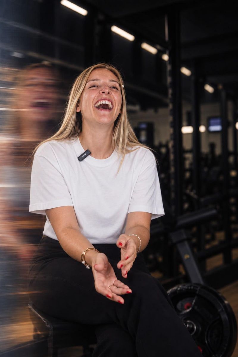 Simona, fondatrice di VYBRA Method, ride durante un'intervista in palestra